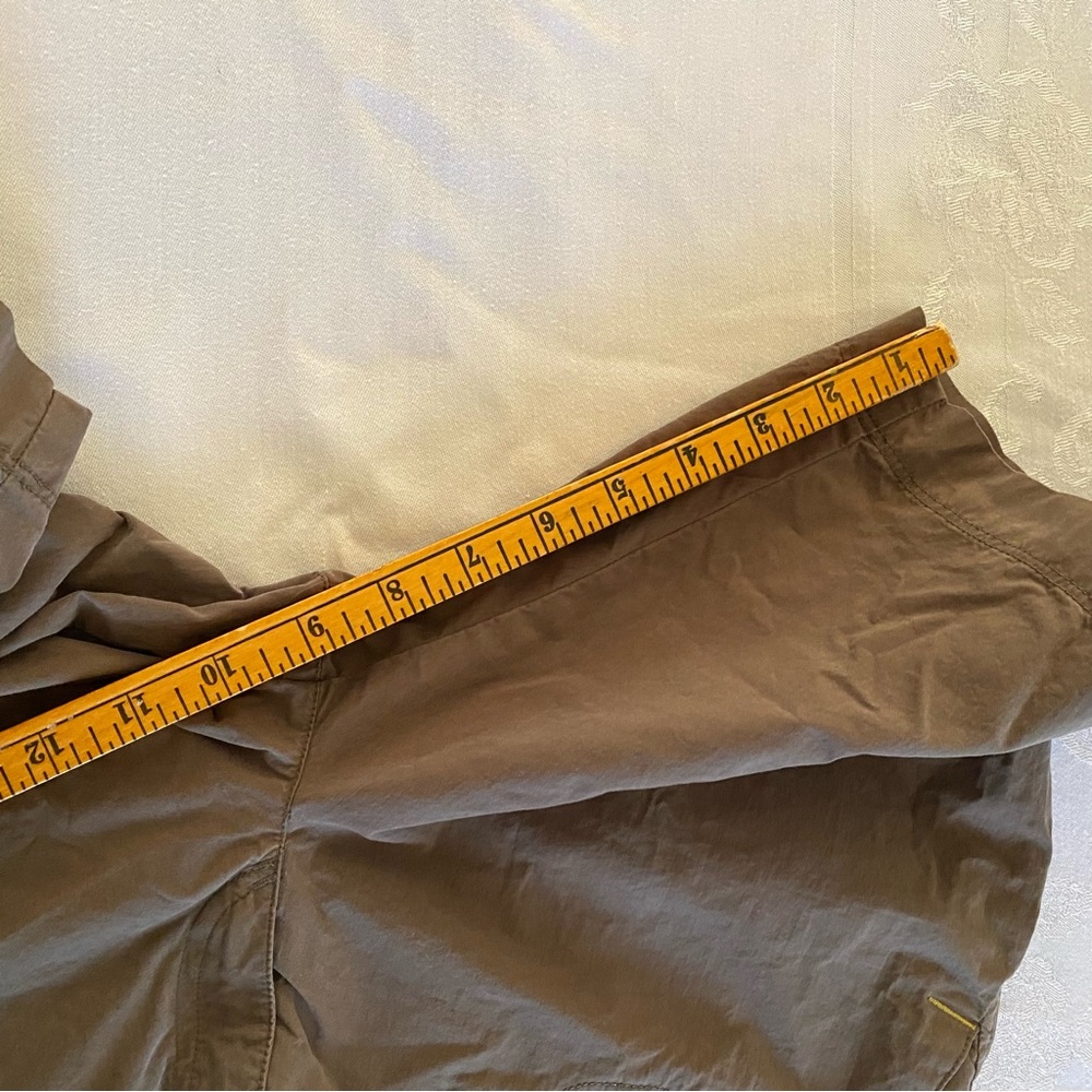 REI Woman’s Tan Cargo Shorts size 8 - Picture 8 of 8
